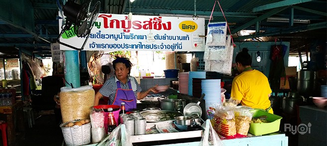 ก๋วยเตี๋ยวหมูโกบู้รสซิ่ง ก๋วยเตี๋ยวหมูต้มยำไข่ยางมะตูมในตำนาน บนถนนเสรีไทย