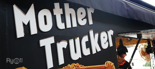 ร้านมาเตอร์ ทรัคเกอร์ (Mother Trucker) เบอร์เกอร์สัญชาติไทย สไตล์ฮิปเตอร์ อร่อยแบบไซส์บิ๊ก เน้นๆ เนื้อๆ